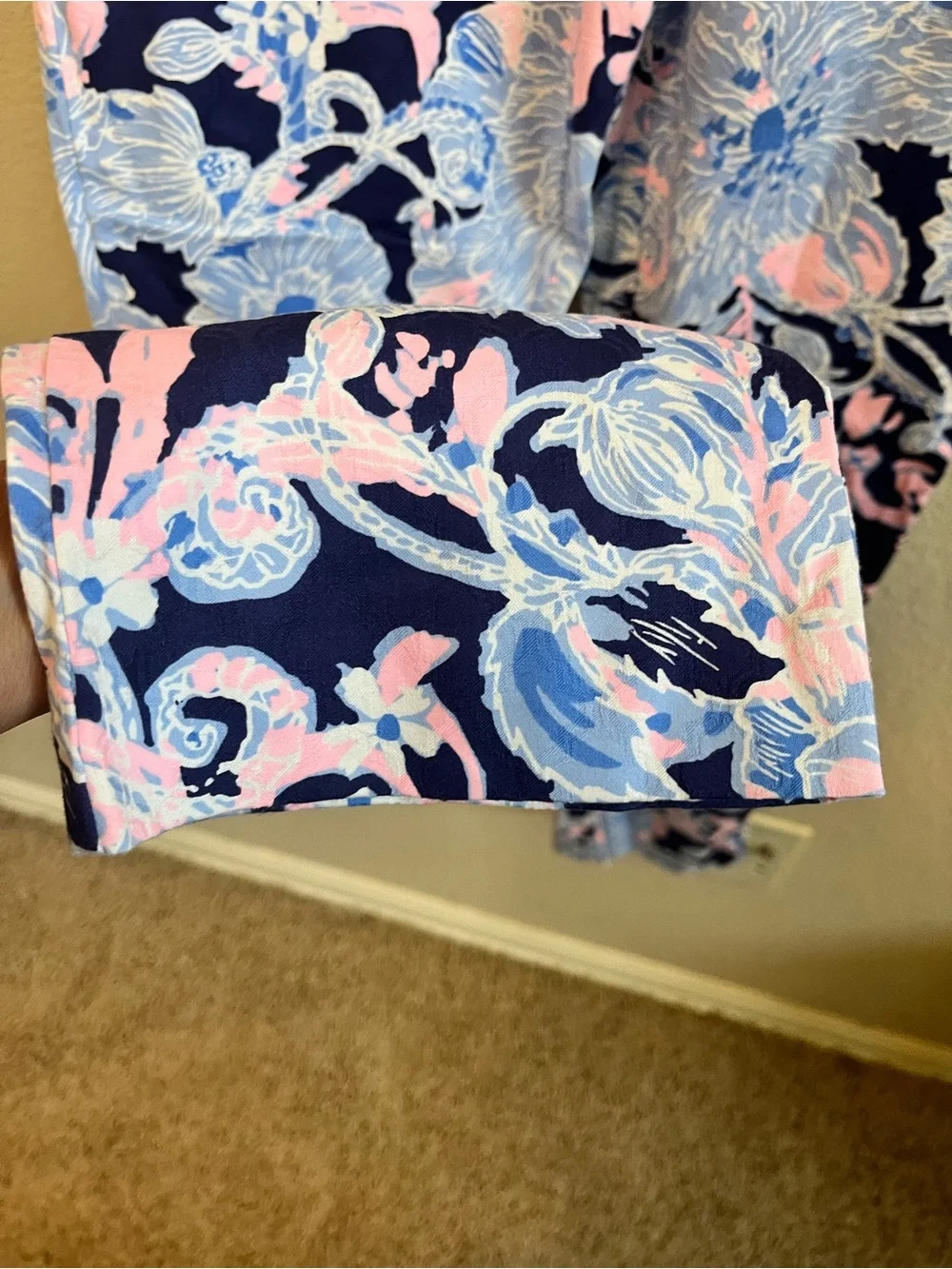 Lilly Pulitzer Navy Floral Cropped Capris with Light Blue & Pink Size 6